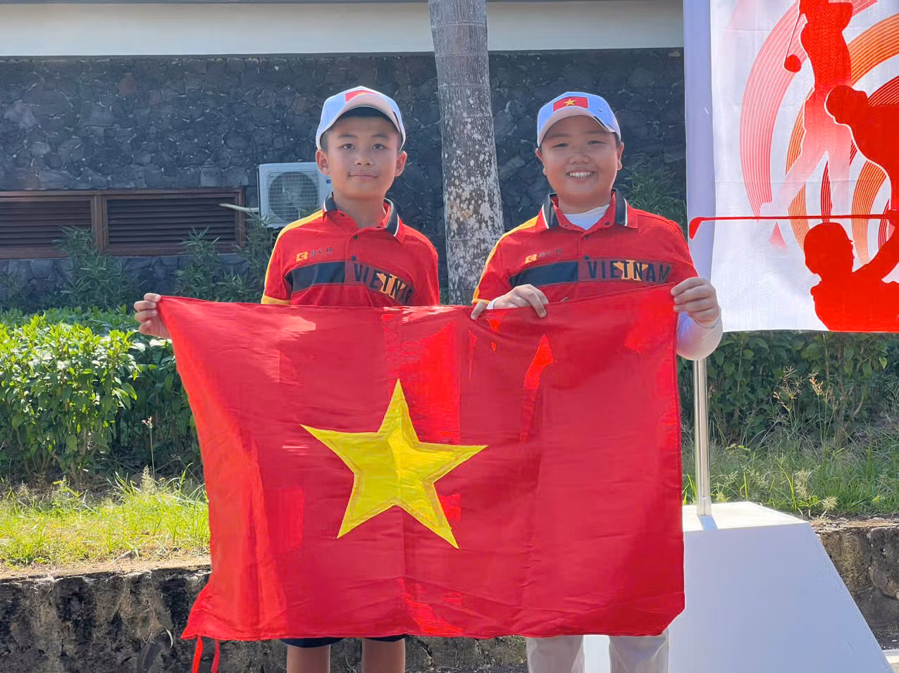 Hai VĐV Nguyễn Quốc Bảo Huy và Nguyễn Gia Khôi (từ phải sang)
