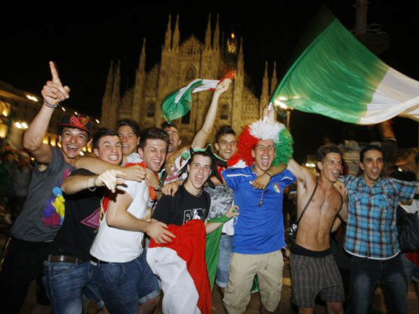Niềm vui chiến thắng của các CĐV Italia. Ảnh: Reuters. Niềm vui chiến thắng của các CĐV Italia. Ảnh: Reuters