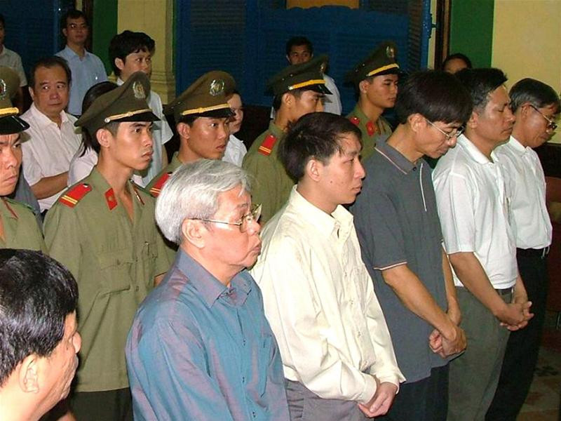 Các bị cáo trong vụ chạy quota có mặt tại phiên tòa ngày hôm nay, 13/3 Các bị cáo trong vụ chạy quota có mặt tại phiên tòa ngày hôm nay, 13/3