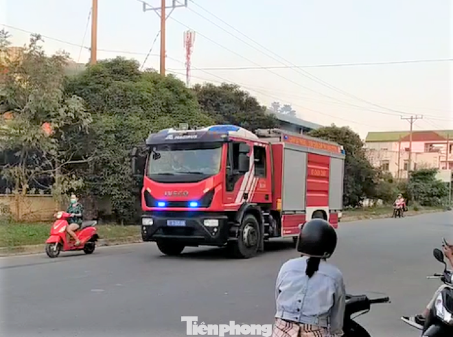 Nhận được tin báo, lực lượng chức năng điều khoảng 10 xe cứu hỏa cùng hàng chục cán bộ, chiến sĩ đến hiện trường.