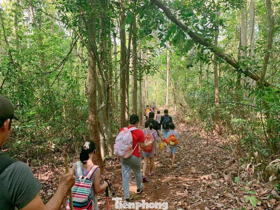 Khách tham quan Vườn quốc gia Bù Gia Mập