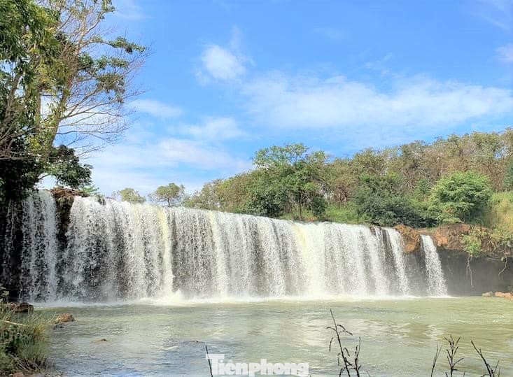 Đỉnh núi cao nhất của vườn có độ cao 738m so với mực nước biển và các độ cao này xuất hiện chủ yếu tại khu vực giáp ranh với tỉnh Đăk Nông. Do chuyển tiếp từ cao nguyên xuống đồng bằng nên địa hình của lâm phần vườn bị chia cắt mạnh. Các dãy núi thường đan xen với các dòng suối tạo nên sự đa dạng về cảnh quan cũng như sinh cảnh sống cho các loài động thực vật trên toàn lâm phần vườn.