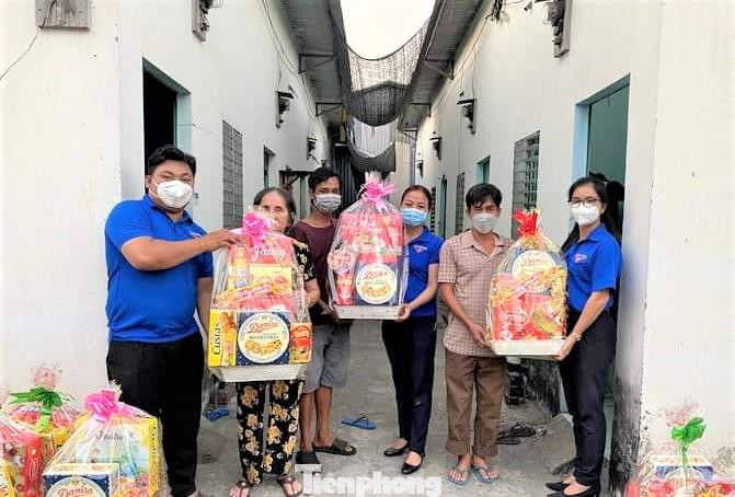 Được biết, chương trình “Chuyến xe Xuân, San sẻ yêu thương” diễn ra từ nay đến 15/2, được 100% các cơ sở Đoàn – Hội – Đội trực thuộc triển khai thực hiện. Với những phần quà bao gồm các nhu yếu phẩm thiết yếu, bánh kẹo, sữa, tập sách... sẽ góp phần chăm lo đời sống vật chất, tinh thần cho thanh thiếu nhi, thanh niên công nhân xa quê không về quê ăn Tết.