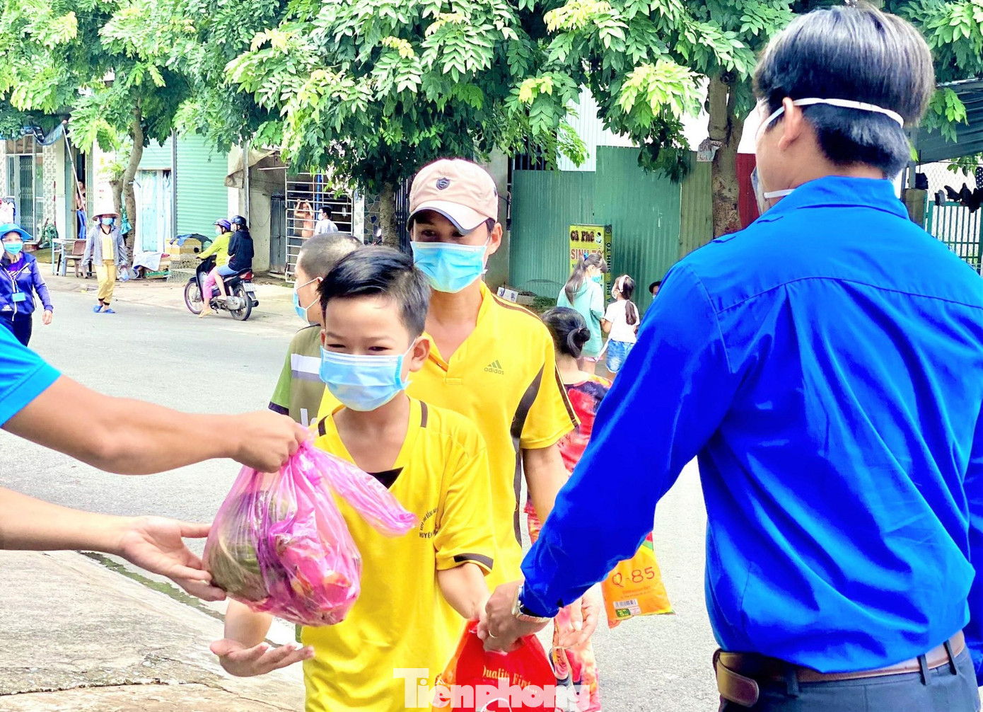 Chính vì thế, các hoạt động thường niên đã được các cấp Hội, Đoàn linh hoạt chuyển đổi sang hình thức “Chuyến xe Xuân”, tổ chức đến tận các khu nhà trọ trên tinh thần “đi từng ngõ, gõ từng phòng trọ” để trao tặng các phần quà cho thanh niên công nhân và con em của họ không có điều kiện về quê ăn Tết.