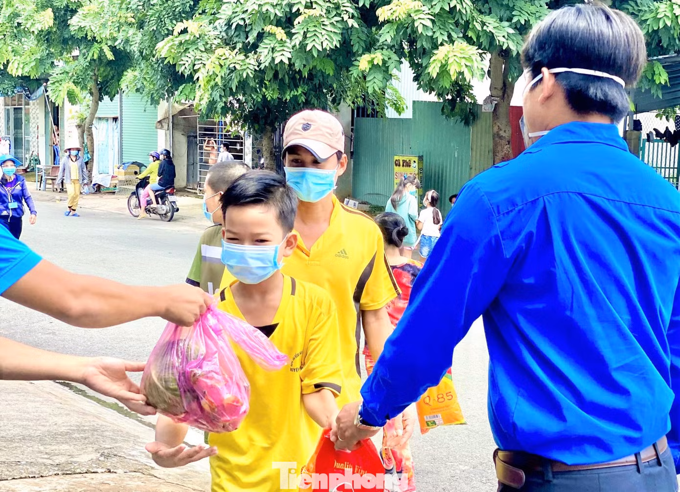 Chính vì thế, các hoạt động thường niên đã được các cấp Hội, Đoàn linh hoạt chuyển đổi sang hình thức “Chuyến xe Xuân”, tổ chức đến tận các khu nhà trọ trên tinh thần “đi từng ngõ, gõ từng phòng trọ” để trao tặng các phần quà cho thanh niên công nhân và con em của họ không có điều kiện về quê ăn Tết.