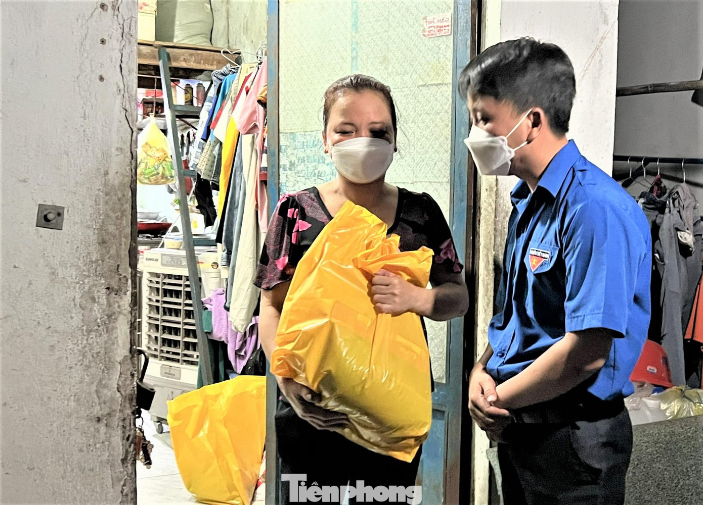 Chị Nguyễn Thị Xuê (quê Thanh Hóa, ở trọ tại TP Thủ Dầu Một) chia sẻ: “Năm nay, do dịch bệnh và quê bắt cách ly 7 ngày, bằng thời gian công ty cho nghỉ Tết nên tôi ở lại Bình Dương đón Tết. Tôi rất vui khi được các bạn đoàn viên đến thăm, tặng quà”.