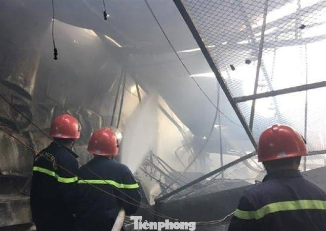 Người dân sinh sống gần hiện trường cho biết, trước đây, nhà xưởng dùng để sản xuất may mặc. Hiện nay, một công ty sản xuất linh kiện điện tử đến hoạt động và chỉ làm ca đêm.