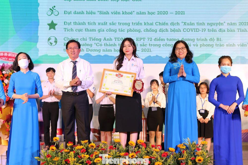 Chương trình cũng tri ân Thường trực Hội Sinh viên qua các thời kỳ; Tuyên dương 24 học sinh đạt danh hiệu “Học sinh 3 tốt” cấp tỉnh năm học 2021 – 2022; Tuyên dương 7 gương “ Sinh viên Bình Dương – Những câu chuyện đẹp” năm học 2021 – 2022.