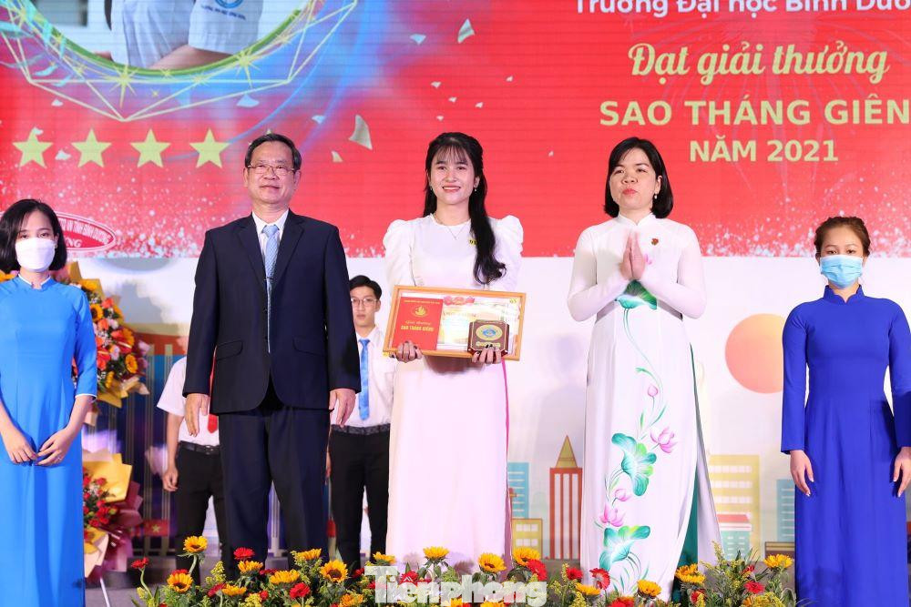 Đặc biệt đối với các tập thể và cá nhân được tuyên dương tại chương trình, chị Trinh mong muốn các bạn sẽ tiếp tục rèn luyện, phấn đấu, nổ lực trong học tập, rèn luyện, sáng tạo trong lao động, năng động, nhiệt tình tham gia các phong trào Đoàn - Hội để cống hiến sức trẻ, xây dựng quê hương Bình Dương giàu mạnh, văn minh, nghĩa tình.