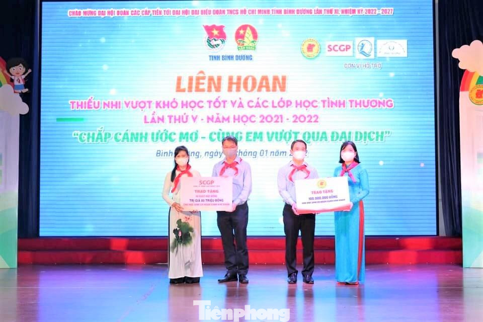 Các đơn vị tài trợ trao quà hỗ trợ các thiếu nhi có hoàn cảnh đặc biệt trên địa bàn Bình Dương Các đơn vị tài trợ trao quà hỗ trợ các thiếu nhi có hoàn cảnh đặc biệt trên địa bàn Bình Dương