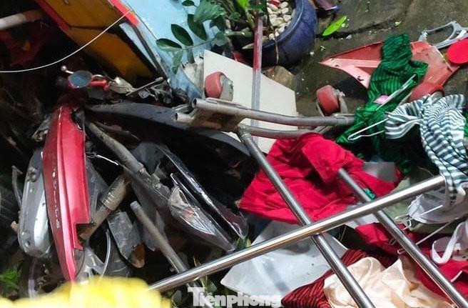 Một chiếc xe máy bị kéo lê