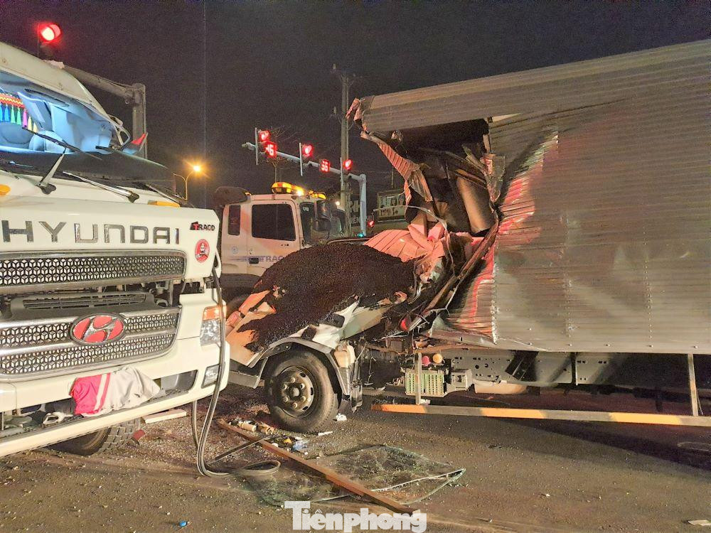 Đầu xe tải biến dạng sau tai nạn