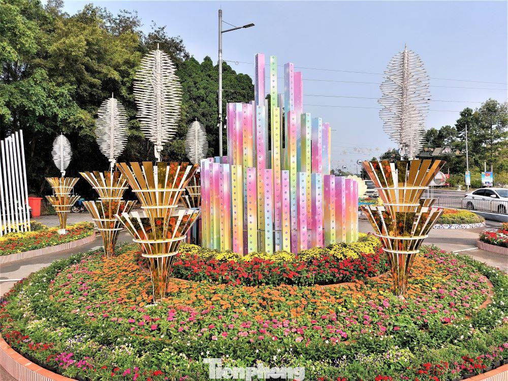 Trong đó, có những con người sống gần gũi, thân thiện và nghĩa tình tạo cho Bình Dương một bức tranh văn hóa ngày càng sinh động và đa dạng. Đây vừa là điều kiện thuận lợi để Bình Dương tăng cường mở rộng hợp tác, giao lưu văn hóa, đồng thời là nhân tố để kết nối, tạo động lực cho sự phát triển kinh tế - xã hội chung của tỉnh Bình Dương.