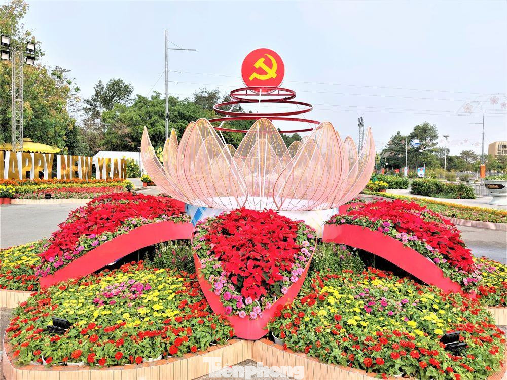 Với chủ đề “Bình Dương sắc xuân hội tụ”, Đường hoa xuân Nhâm Dần 2022 được thực hiện với 7 cụm tiểu cảnh với ý nghĩa “Rực rỡ mùa xuân”; “Bình Dương cánh chim bay cao”; “Bình Dương 25 năm phát triển”; “Ước vọng tương lai”; “Biển đảo quê hương”; “Mùa xuân Bình Dương” và “Rực rỡ mùa xuân”.