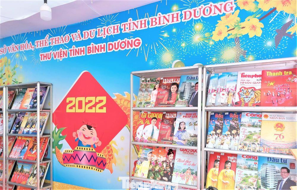 Ngoài ra, Hội Báo xuân còn trưng bày, triển lãm 5.000 bản sách chuyên đề về Đảng, Bác Hồ, Tết cổ truyền của dân tộc và kỷ niệm 92 năm ngày thành lập Đảng Cộng sản Việt Nam (3/2/1930 – 3/2/2022), Bình Dương 25 năm phát triển (1/1/1997 – 1/1/2022), 54 năm cuộc Tổng tiến công và nổi dậy xuân Mậu Thân (1968 - 2022) thông qua xe thư viện lưu động.