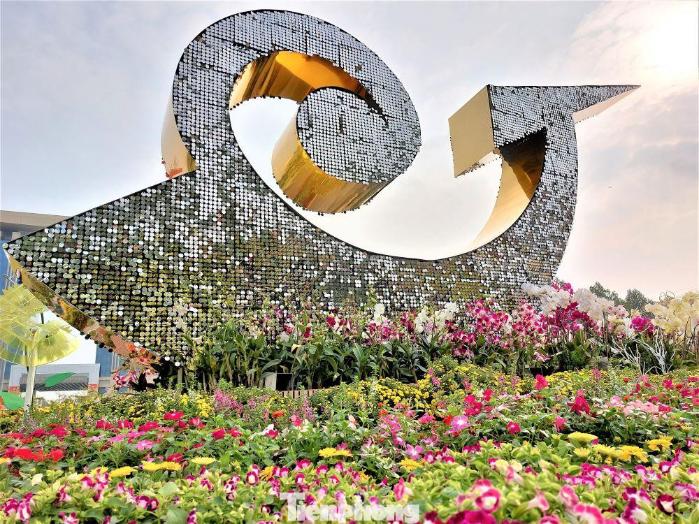 Trong các tiểu cảnh có sự phối kết hợp giữa các yếu tố truyền thống, hiện đại, hội nhập và phát triển của Bình Dương xưa - nay và tương lai. Trong đó, nổi bật là tiểu cảnh “Bình Dương 25 năm phát triển”, gửi thông điệp về một Bình Dương có môi trường sống và môi trường làm việc thuận lợi với sự hội tụ bởi các yếu tố tự nhiên và nhân văn.