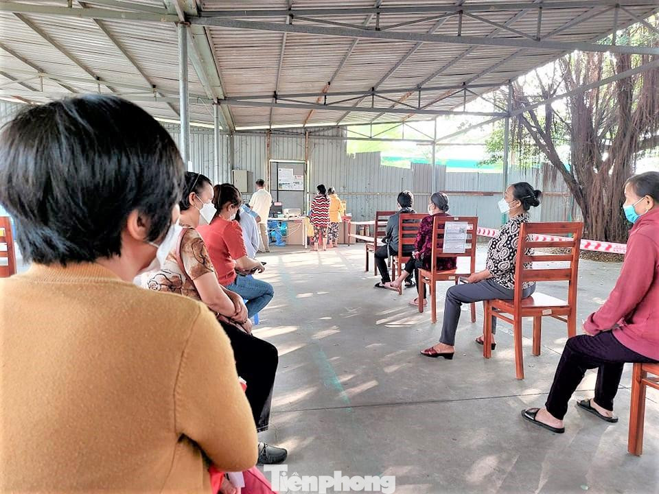 Bệnh nhân và người đến thăm bệnh tại Bệnh viện Đa khoa Vạn Phúc xếp hàng chờ xét nghiệm