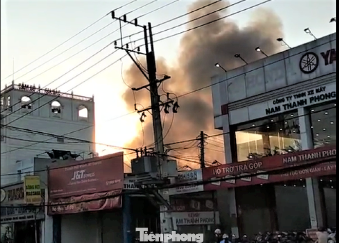 Vụ hỏa hoạn xảy ra vào khoảng 17h chiều 27/1 tại một nhà xưởng công ty sản xuất linh kiện điện tử đóng trên địa bàn phường Bình Chuẩn, TP Thuận An, Bình Dương.