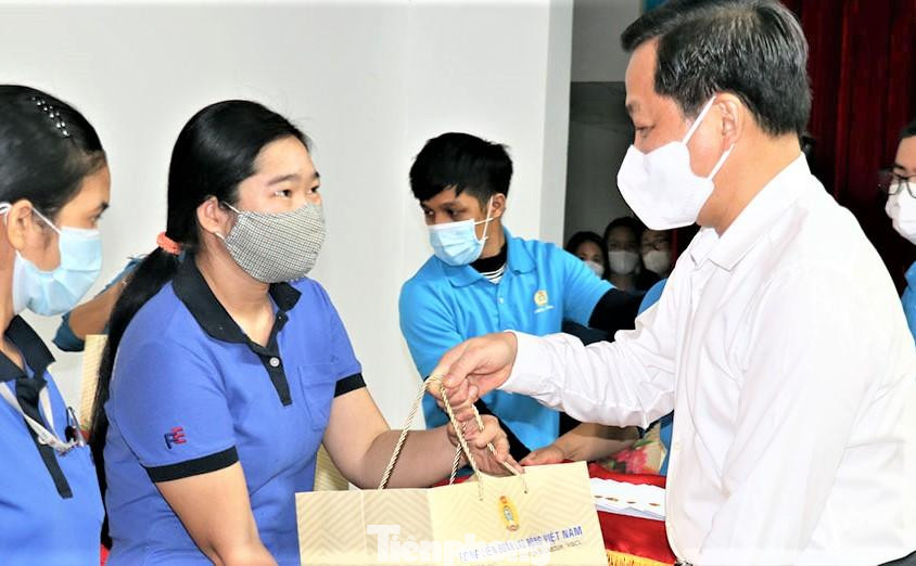 Phó Thủ tướng Lê Minh Khái tặng quà cho công nhân có hoàn cảnh khó khăn