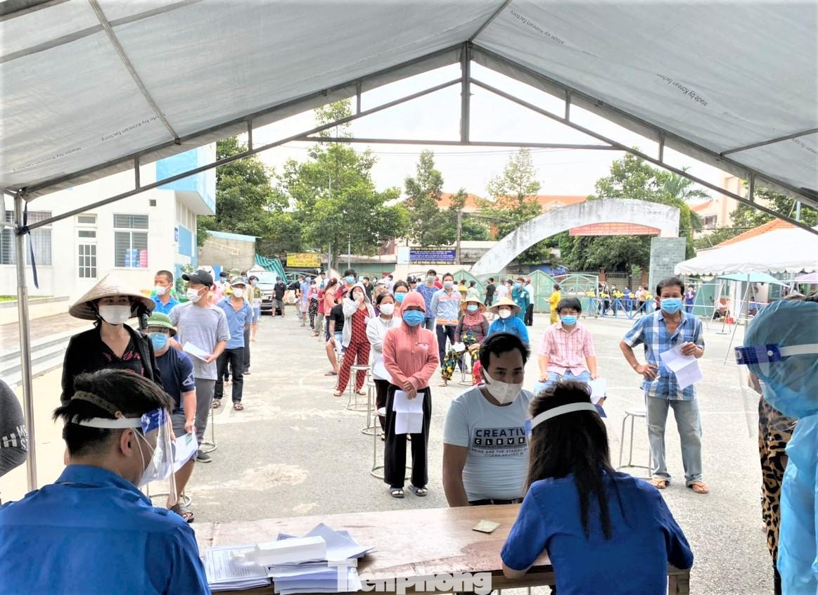 Bình Dương đang nỗ lực đẩy nhanh tiêm vắc xin, quyết tâm trong tháng 1 bao phủ mũi 3 để người dân yên tâm đón Tết Bình Dương đang nỗ lực đẩy nhanh tiêm vắc xin, quyết tâm trong tháng 1 bao phủ mũi 3 để người dân yên tâm đón Tết