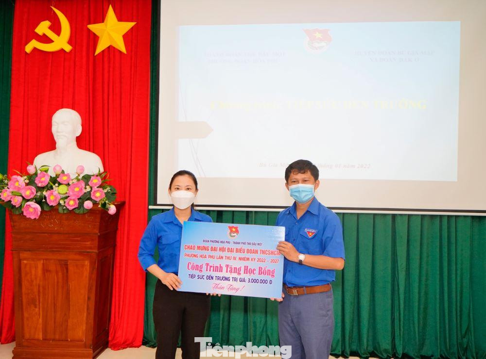 Nằm trong nội dung ký kết chương trình, dịp này, Thành đoàn Thủ Dầu Một đã trao tặng Huyện đoàn Bù Gia Mập 4 công trình với các chủ đề: “Mùa xuân cho em”, “Xây dựng nông thôn mới”, “Vì biên cương Tổ quốc”, “Tiếp sức em đến trường” tổng trị giá 123 triệu đồng.