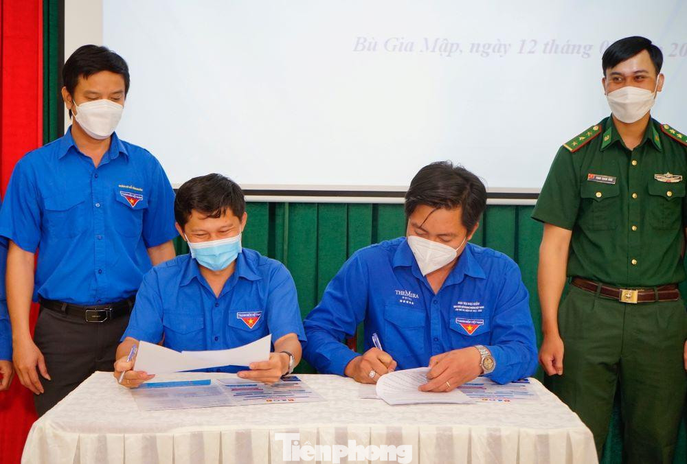 Ngày 12/1, Thành đoàn TP Thủ Dầu Một (Bình Dương) và Huyện đoàn Bù Gia Mập (Bình Phước) tổ chức lễ ký kết phối hợp hoạt động, công tác Đoàn và phong trào thanh, thiếu nhi nhiệm kỳ 2022-2027.