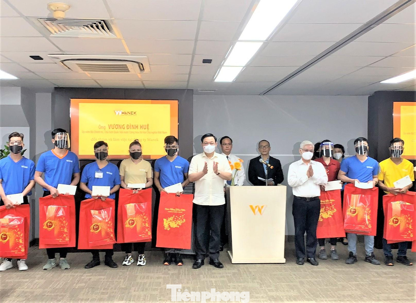 Chủ tịch Quốc hội Vương Đình Huệ (bìa trái) và Bí thư Tỉnh ủy Bình Dương Nguyễn Văn Lợi tặng quà cho công nhân