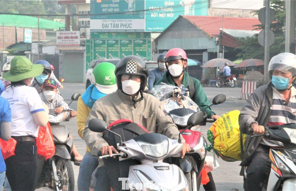 Ghi nhận của PV Tiền Phong, sáng nay (28/1) rất đông người lao động ở các tỉnh miền Tây làm việc ở Bình Dương về quê ăn Tết bằng xe máy.