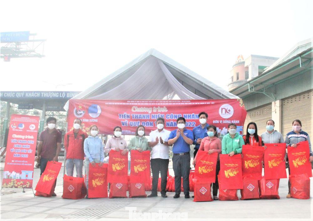 Tại cửa ngõ, đoạn thuộc cầu Phú Cường (TP Thủ Dầu Một), Thành đoàn Thủ Dầu Một lập trạm để tặng quà, tiễn người lao động về quê.