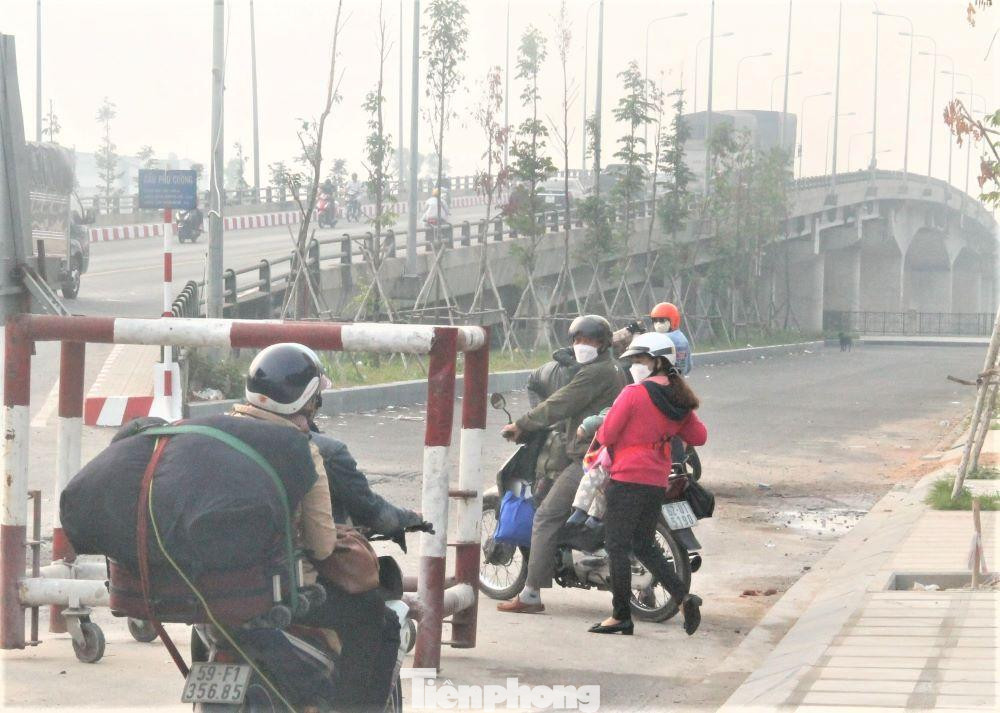 Khi được hỏi vì sao không đi xe khách về quê, người lao động cho biết họ cảm thấy đi xe máy sẽ an toàn trong phòng, chống dịch và chỉ mất khoảng vài giờ đồng hồ là tới nhà.