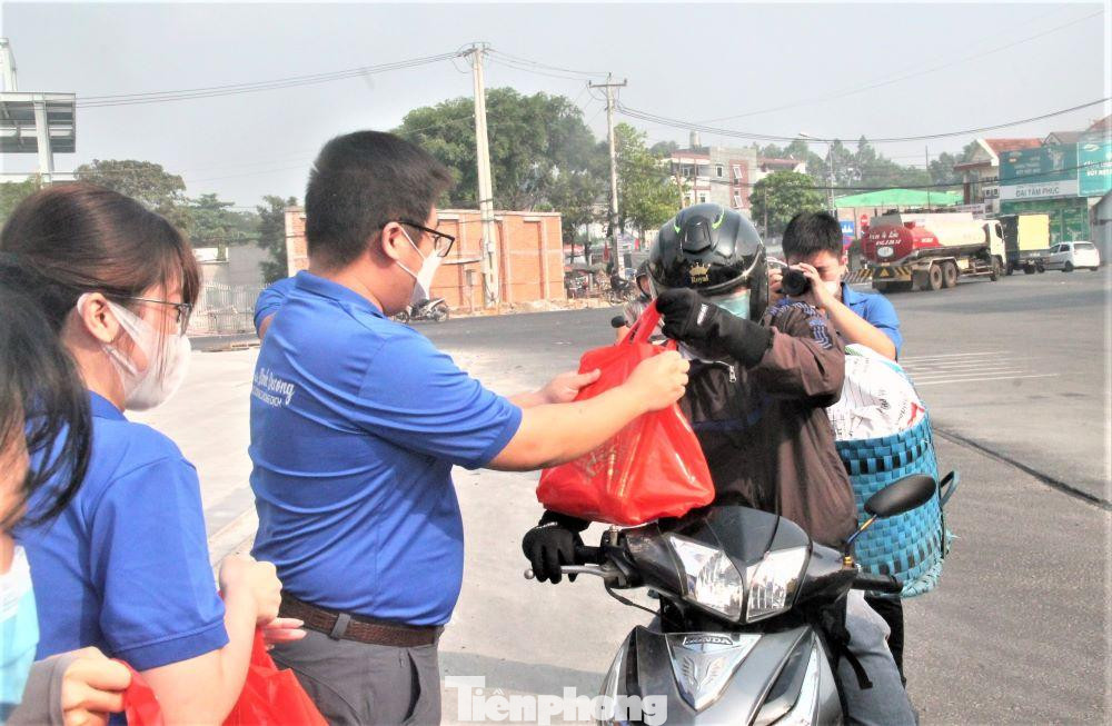 Anh Thái Kiến Thuận, Bí thư Đoàn cơ sở Cơ quan Tỉnh đoàn Bình Dương cho biết, hoạt động tặng quà, tiễn thanh niên công nhân về quê ăn Tết nhằm tri ân về những đóng góp của họ với tỉnh nhà trong sự phát triển kinh tế, xã hội. Qua đó, động viên tinh thần người lao động sau một năm làm việc vất vả.