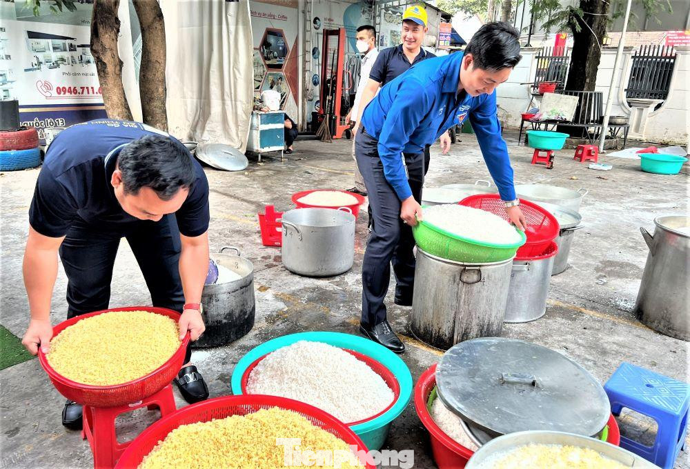 “Dịp Tết năm nay, Thành đoàn tổ chức khoảng 50 chuyến xe Xuân-san sẻ yêu thương, đến từng phòng trọ để tặng quà cho người lao động, người dân có hoàn cảnh khó khăn. Bên cạnh đó, đoàn viên thanh niên các chi đoàn tổ chức gói bánh chưng để tặng người lao động. Ngoài ra, tại cửa ngõ đường về miền Tây, đoàn thanh niên tổ chức tặng quà cho người lao động về quê bằng xe máy”, anh Nguyễn Minh Tâm, Bí thư Thành đoàn Thủ Dầu Một cho biết.