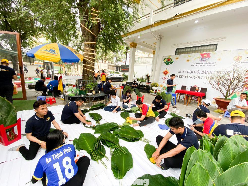 Vào sáng cùng ngày, Chi đoàn cơ sở Công ty An Thịnh Phát tổ chức ngày hội gói bánh chưng để tặng người lao động.