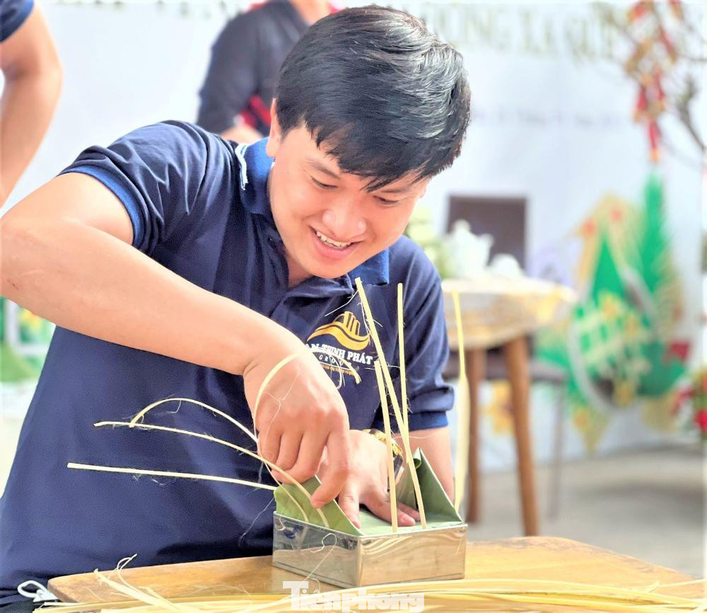 Đại diện Chi đoàn An Thịnh Phát cho biết, các bạn đoàn viên sẽ thực hiện trong ngày khoảng 200 chiếc bánh, sau khi nấu chín sẽ mang đi phát cho người lao động.