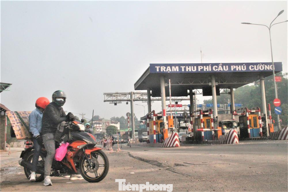 Người lao động ở các tỉnh miền Tây về quê bằng xe máy qua cầu Phú Cường, đoạn giáp ranh với TP.HCM