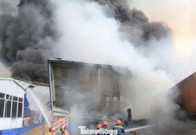 Vụ cháy không gây thiệt hại về người nhưng nhiều tài sản bị thiêu rụi Vụ cháy không gây thiệt hại về người nhưng nhiều tài sản bị thiêu rụi