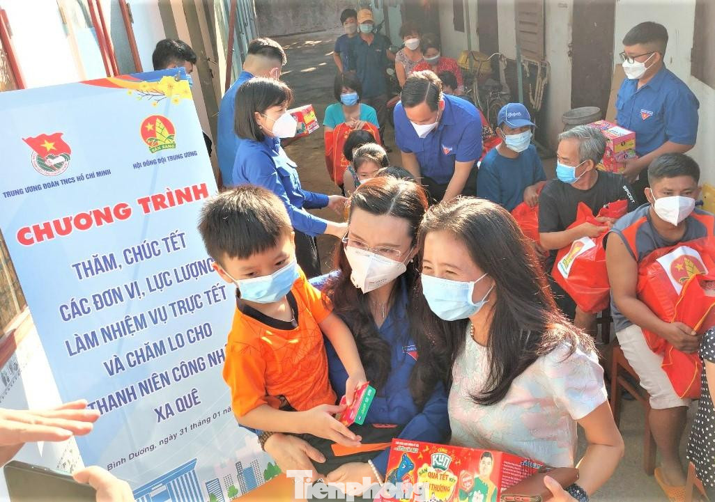 Tại khu nhà trọ Tuyết Loan thuộc phường Phú Thọ, TP Thủ Dầu Một, Bí thư BCH Trung ương Đoàn Nguyễn Phạm Duy Trang động viên, gửi lời chúc sức khỏe đến người lao động ở lại Bình Dương ăn Tết. Chị Trang đã tặng quà Trung ương Đoàn, Hội đồng Đội Trung ương cho người lao động ở trọ và các em thiếu nhi.