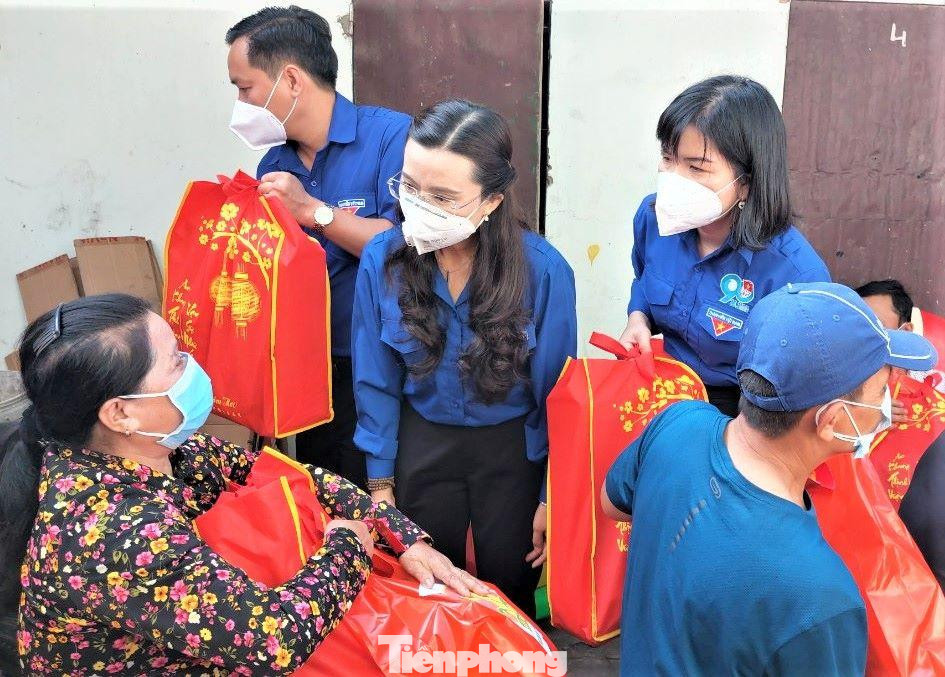 Tại đây, chị Trang đến thăm, tặng quà cho người lao động ở trọ, không về quê ăn Tết