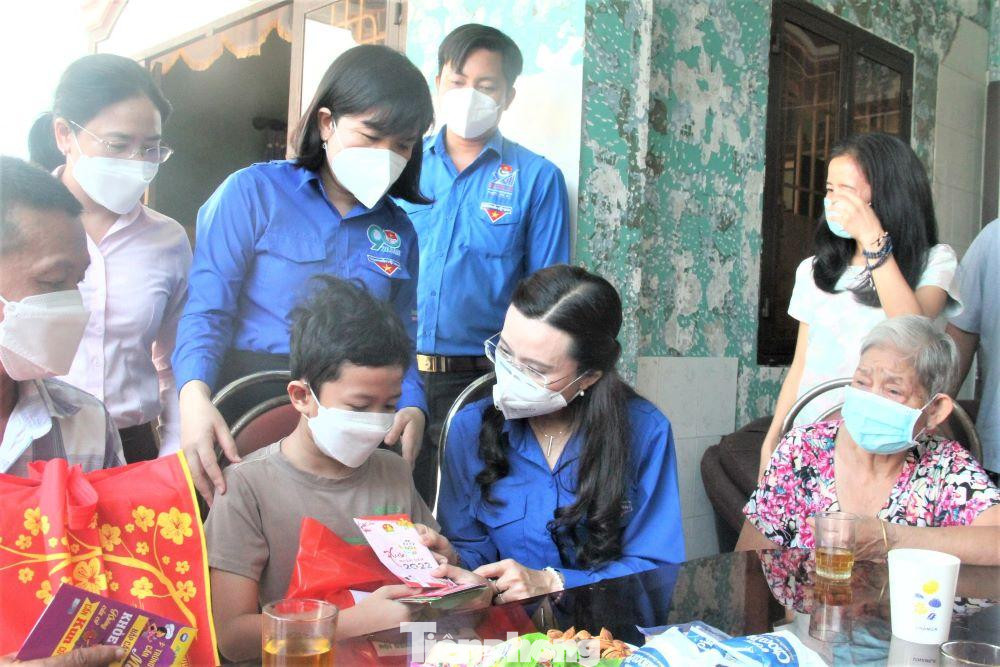 Bí thư BCH Trung ương Đoàn, Chủ tịch Hội đồng Đội Trung ương tặng quà, lì xì cho em Nguyễn Trọng Bình mồ côi mẹ do dịch bệnh