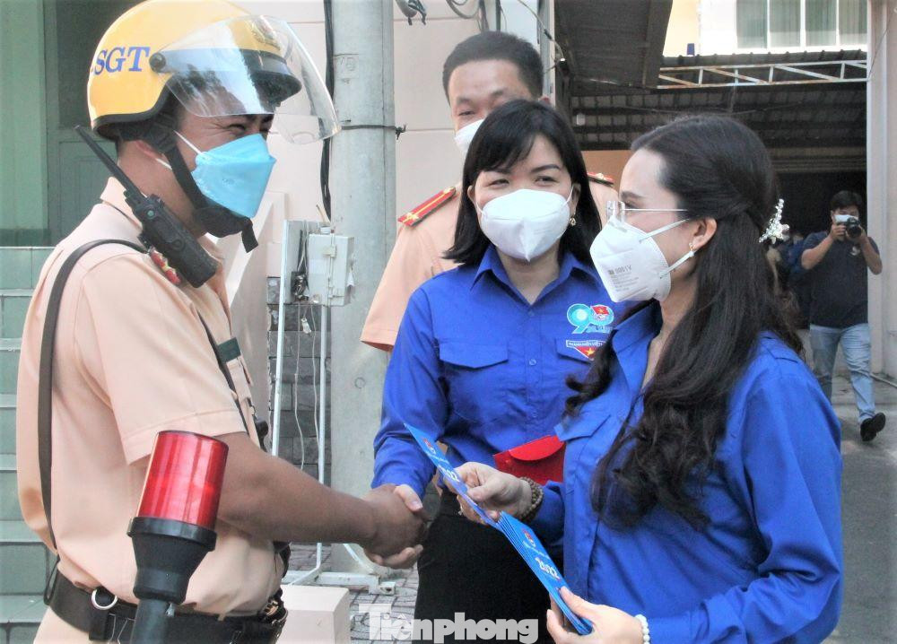 Đến thăm cán bộ, chiến sĩ Phòng CSGT Công an tỉnh Bình Dương, Bí thư BCH Trung ương Đoàn Nguyễn Phạm Duy Trang gửi lời cảm ơn đến lực lượng này vì những đóng góp to lớn trong cuộc chiến chống COVID-19 và mong muốn cán bộ, chiến sĩ tiếp tục phát huy tinh thần “Công an Nhân dân vì nước quên thân, vì dân phục vụ”.