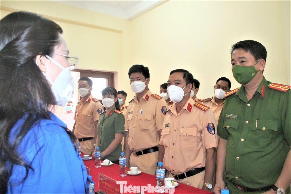 Bí thư Trung ương Đoàn Nguyễn Phạm Duy Trang đến thăm cán bộ, chiến sĩ Phòng CSGT Công an tỉnh Bình Dương