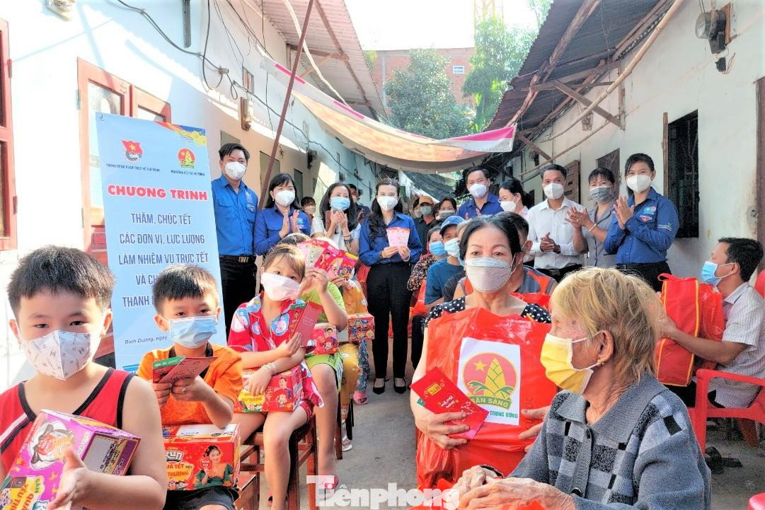 “Trải qua một năm dịch bệnh đầy khó khăn, vất vả nhưng hôm nay chúng ta may mắn vẫn giữ được sức khỏe để gặp nhau. Chúng ta phải đoàn kết, hợp lực cùng với các cấp chính quyền, địa phương để sớm đẩy lùi dịch bệnh, lấy lại sự bình yên. Trung ương Đoàn luôn sát cánh, dồn tâm lực hỗ trợ để không ai bị bỏ lại phía sau”, chị Nguyễn Phạm Duy Trang chia sẻ.