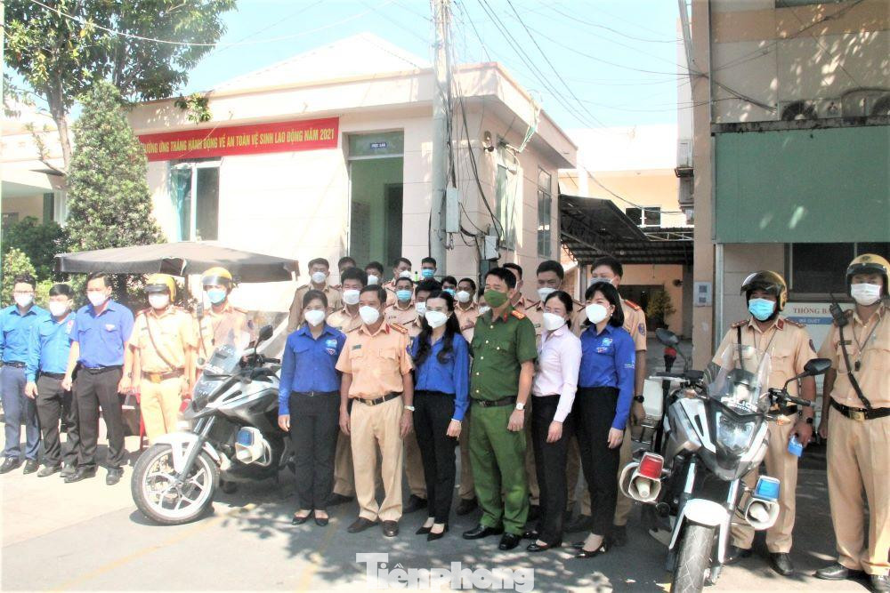 Bí thư BCH Trung ương Đoàn Nguyễn Phạm Duy Trang cùng lãnh đạo Tỉnh đoàn Bình Dương, cán bộ chiến sĩ phòng CSGT Công an tỉnh Bình Dương chụp hình lưu niệm