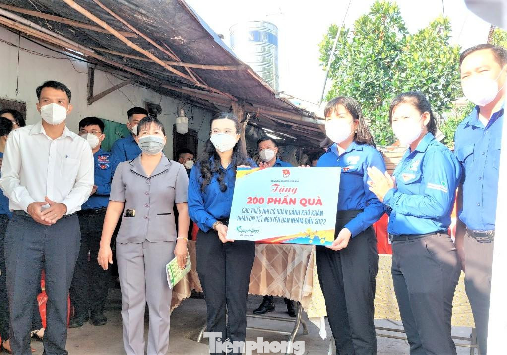 Ngày 31/1, chị Nguyễn Phạm Duy Trang, Bí thư BCH Trung ương Đoàn, Chủ tịch Hội đồng Đội Trung ương, thăm và làm việc tại tỉnh Bình Dương. Thay mặt Trung ương Đoàn, chị Trang trao tặng 200 phần quà cho thiếu nhi có hoàn cảnh khó khăn dịp Tết Nguyên đán Nhâm Dần 2022.