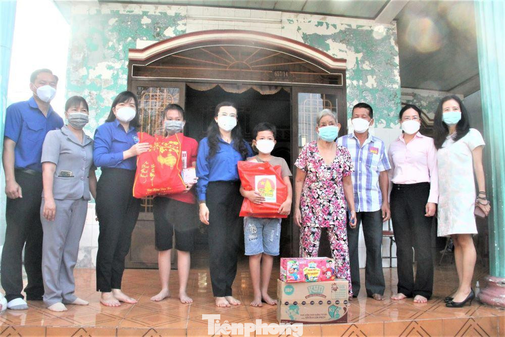 Đến thăm em Nguyễn Tiến Đạt ở phường Phú Hòa và em Nguyễn Trọng Bình ở phường Phú Lợi, TP Thủ Dầu Một, chị Trang chúc sức khỏe, đồng thời động viên 2 em nỗ lực vượt qua khó khăn, hướng đến tương lai tươi sáng. Hai bé thuộc trường hợp cha, mẹ mất do dịch bệnh COVID-19 và hiện đang sống cùng ông, bà. Cả hai trường hợp này được Trung ương Đoàn, Hội đồng Đội Trung ương phối hợp với Công ty Cổ phần sữa Quốc tế (sữa Kun) cấp dưỡng mỗi tháng 2 triệu đồng cho đến đủ 18 tuổi.