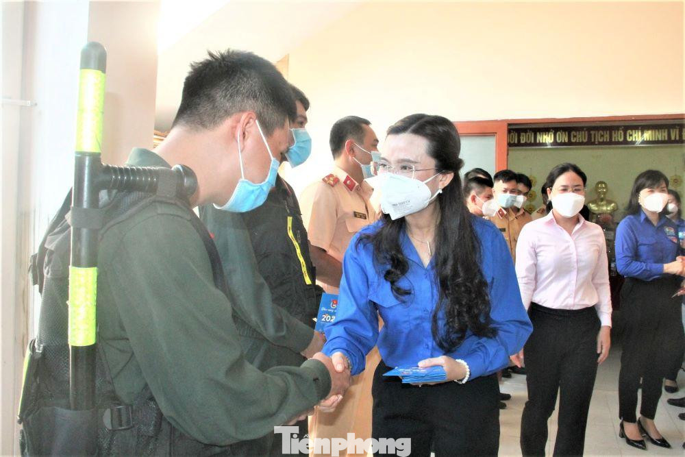 “Dịch bệnh đến nay cơ bản được kiểm soát, lực lượng công an đóng vai trò rất quan trọng. Cán bộ, chiến sĩ Công an tỉnh Bình Dương không chỉ đảm bảo an ninh trật tự, an toàn giao thông còn cung cấp lương thực, thực phẩm đến người dân. Những ngày Tết, cán bộ chiến sĩ vẫn phải túc trực 24/24 giữ bình yên cho nhân dân, xin cảm ơn các đồng chí!”, chị Trang nói.