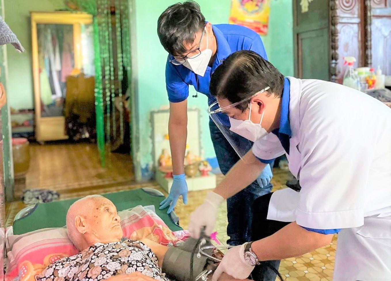 Bình Dương nâng cao năng lực y tế cơ sở, theo dõi F0 tại nhà để giảm thiểu nguy cơ tăng nặng dẫn đến tử vong Ảnh: Hoàng Linh