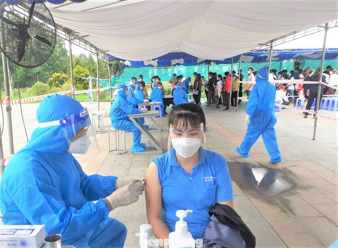 Bình Dương đẩy nhanh tiêm vắc xin phòng COVID-19 để hạn chế ca mắc diễn biến nặng và tử vong