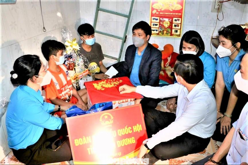 Tặng quà cho hai anh em mồ côi do dịch bệnh COVID-19