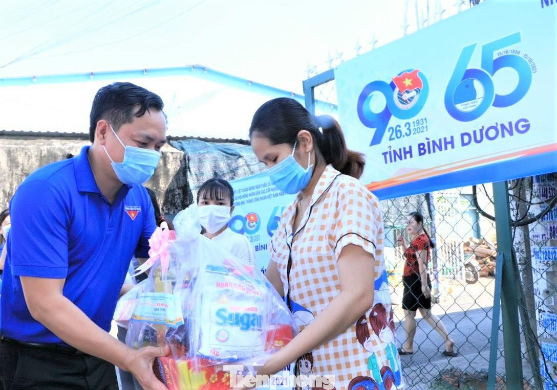 Tuổi trẻ Bình Dương chăm lo đời sống người dân nhất là thanh niên công nhân có hoàn cảnh khó khăn Tuổi trẻ Bình Dương chăm lo đời sống người dân nhất là thanh niên công nhân có hoàn cảnh khó khăn